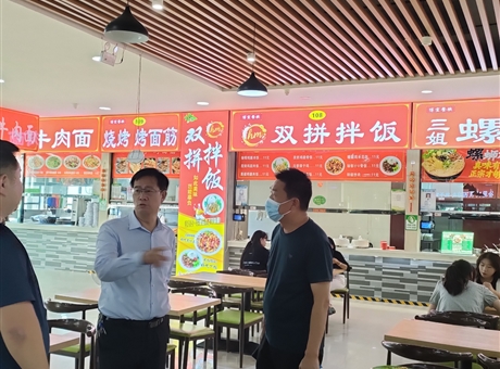 副校長(zhǎng)深入食堂檢查指導(dǎo)，護(hù)航新生就餐“第一餐”
