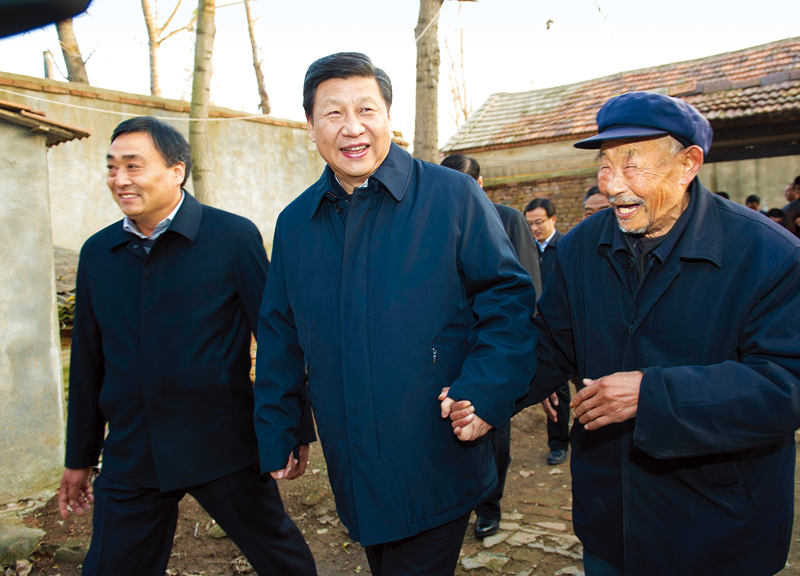 　2013年11月24日至28日，中共中央總書記、國家主席、中央軍委主席習(xí)近平在山東考察。 這是25日下午，習(xí)近平在地處沂蒙老區(qū)的臨沭縣曹莊鎮(zhèn)朱村親切地拉著83歲的“老支前”王克昌的手去他家看望。 新華社記者 謝環(huán)馳/攝