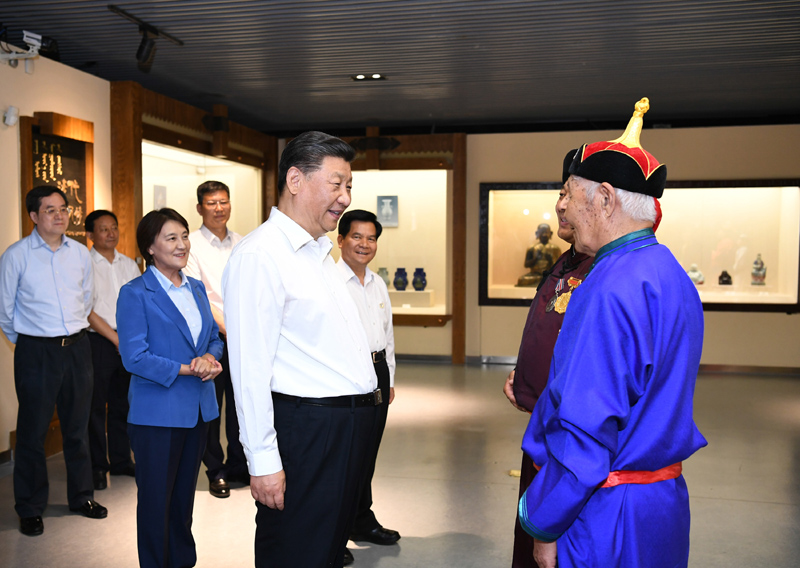 7月15日至16日，中共中央總書記、國家主席、中央軍委主席習(xí)近平在內(nèi)蒙古考察并指導(dǎo)開展“不忘初心、牢記使命”主題教育。這是15日上午，習(xí)近平在赤峰博物館同古典民族史詩《格薩（斯）爾》非物質(zhì)文化遺產(chǎn)傳承人親切交談。