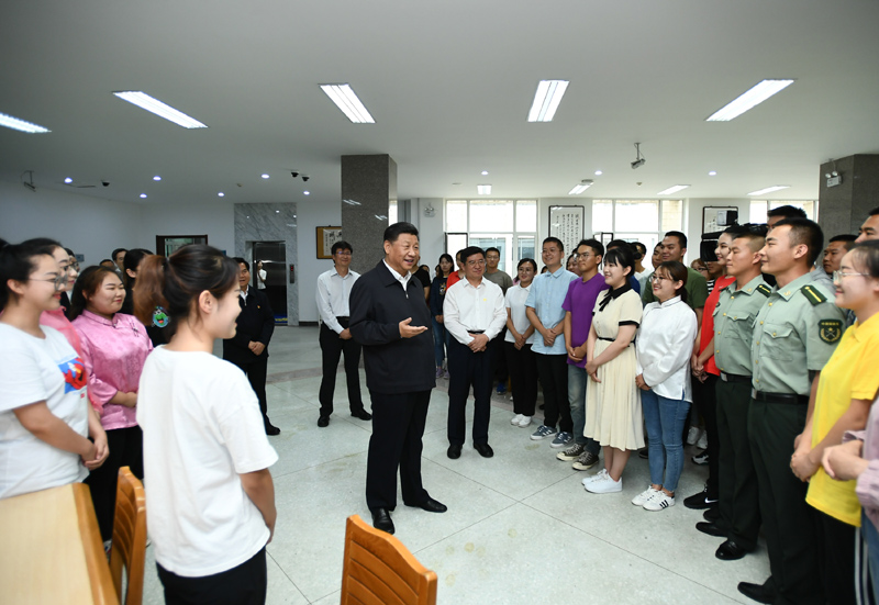 7月15日至16日，中共中央總書記、國家主席、中央軍委主席習(xí)近平在內(nèi)蒙古考察并指導(dǎo)開展“不忘初心、牢記使命”主題教育。這是16日上午，習(xí)近平在內(nèi)蒙古大學(xué)圖書館同學(xué)生們親切交談，勉勵他們志存高遠(yuǎn)、腳踏實地、發(fā)奮圖強。