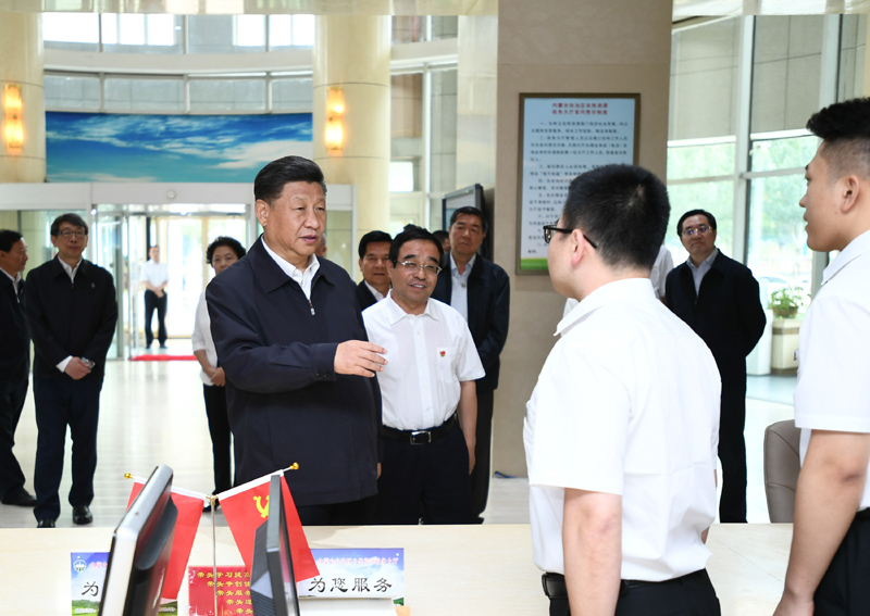 7月15日至16日，中共中央總書記、國家主席、中央軍委主席習(xí)近平在內(nèi)蒙古考察并指導(dǎo)開展“不忘初心、牢記使命”主題教育。這是16日上午，習(xí)近平在內(nèi)蒙古自治區(qū)自然資源廳自然資源政務(wù)大廳同工作人員交談，了解開展主題教育和落實便捷高效政務(wù)服務(wù)等情況。