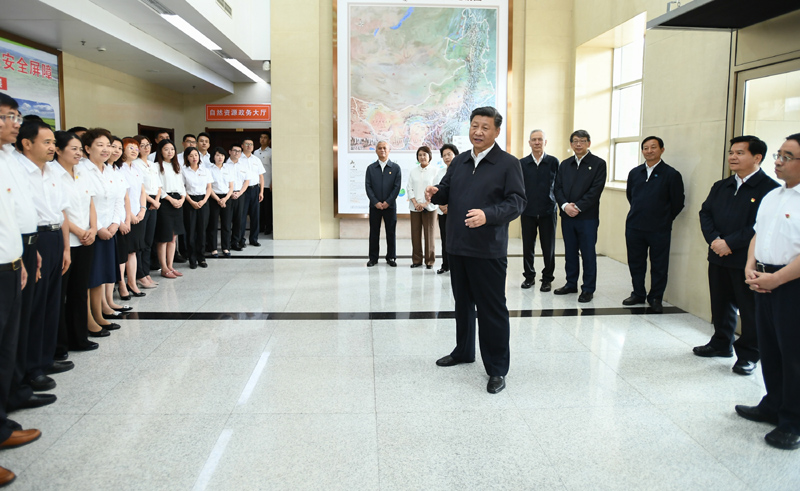 7月15日至16日，中共中央總書記、國家主席、中央軍委主席習(xí)近平在內(nèi)蒙古考察并指導(dǎo)開展“不忘初心、牢記使命”主題教育。這是16日上午，習(xí)近平到內(nèi)蒙古自治區(qū)自然資源廳，實地調(diào)研指導(dǎo)開展“不忘初心、牢記使命”主題教育。