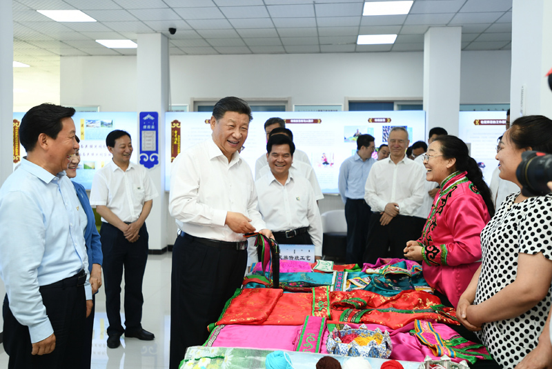 7月15日至16日，中共中央總書記、國家主席、中央軍委主席習(xí)近平在內(nèi)蒙古考察并指導(dǎo)開展“不忘初心、牢記使命”主題教育。這是15日上午，習(xí)近平在赤峰市松山區(qū)興安街道臨潢家園社區(qū)，同社區(qū)居民親切交流。