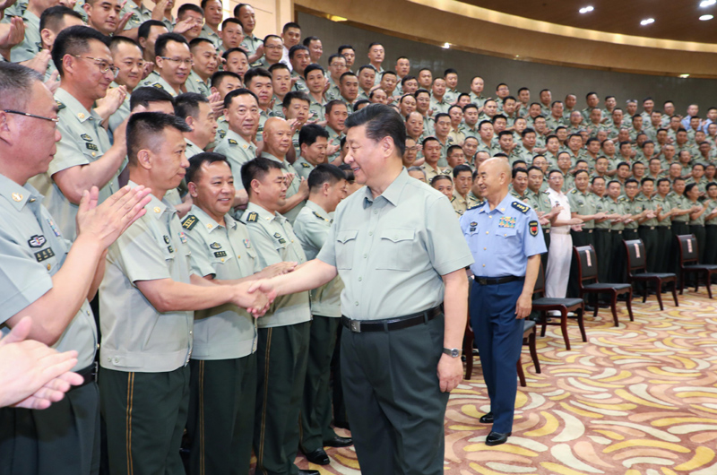 7月15日至16日，中共中央總書記、國家主席、中央軍委主席習(xí)近平在內(nèi)蒙古考察并指導(dǎo)開展“不忘初心、牢記使命”主題教育。這是16日上午，習(xí)近平在呼和浩特親切接見駐內(nèi)蒙古部隊副師職以上領(lǐng)導(dǎo)干部和團(tuán)級單位主官，代表黨中央和中央軍委向駐內(nèi)蒙古部隊全體官兵致以誠摯問候。