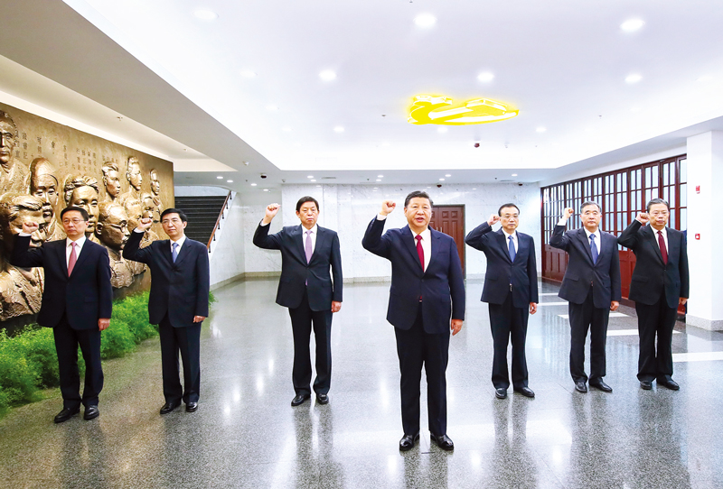 　2017年10月31日，中共中央總書記、國家主席、中央軍委主席習(xí)近平帶領(lǐng)中共中央政治局常委李克強(qiáng)、栗戰(zhàn)書、汪洋、王滬寧、趙樂際、韓正，瞻仰上海中共一大會址和浙江嘉興南湖紅船。這是31日上午，在上海中共一大會址紀(jì)念館，習(xí)近平帶領(lǐng)其他中共中央政治局常委同志一起重溫入黨誓詞。 新華社記者 蘭紅光/攝