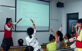 青春三下鄉(xiāng)∣童語(yǔ)同音  共筑未來(lái)——“聲潤(rùn)?quán)l(xiāng)土”志愿服務(wù)團(tuán)開(kāi)展社區(qū)兒童推普特色活動(dòng)